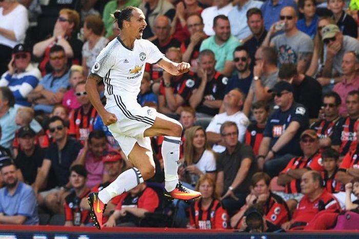Aksi perayaan gol striker Manchester United, Zlatan Ibrahimovic, setelah menjebol gawang AFC Bournemouth dalam laga Premier League di Vitality Stadium, 14 Agustus 2016.