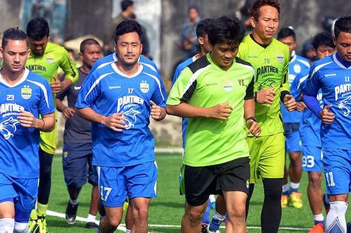  Pelatih fisik Persib Bandung, Yaya Sunarya (tengah), saat memimpin latihan tim. 