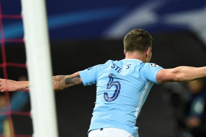     John Stones mencetak gol Manchester City ke gawang Feyenoord Rotterdam pada partai pertama Grup F Liga Champions di Stadion De Kuip, Rabu (13/9/2017).     