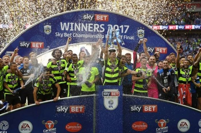 Para pemain Huddersfield merayakan kemenangan mereka di final play-off kontra Reading di Stadion Wembley, London, pada Senin (29/5/2017).