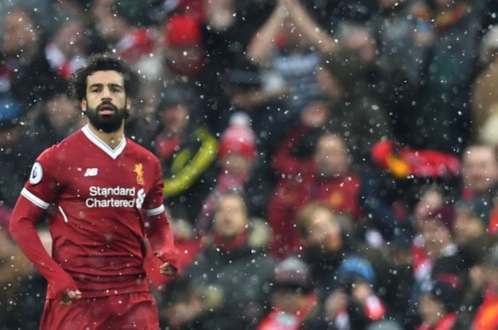  Pemain Liverpool FC, Mohamed Salah, beraksi dalam laga Liga Inggris kontra Everton di Stadion Anfield, Liverpool, pada 10 Desember 2017. 