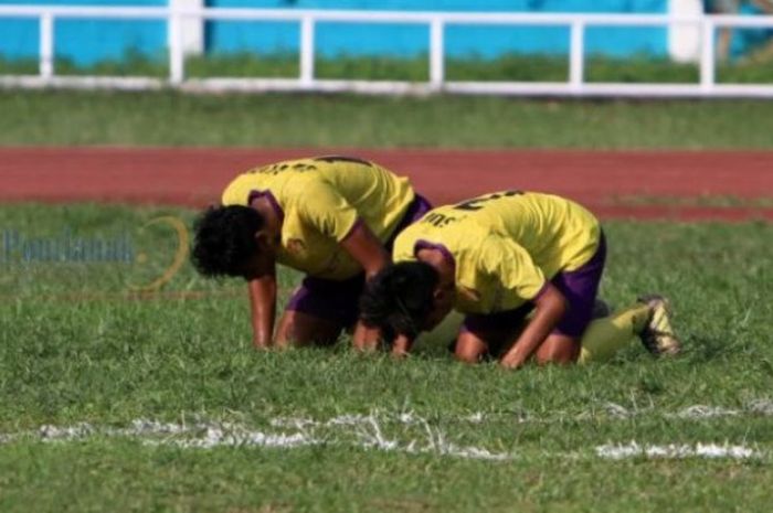 Selebrasi dua pemain Persik Kediri merayakan gol seusai membobol gawang tuan rumah Persipon Pontianak dalam laga Liga 3 2018 di Stadion Sultan Syarif Abdurrahman (SSA), Pontianak, Kalimantan Barat, Sabtu (15/9/2018) sore.