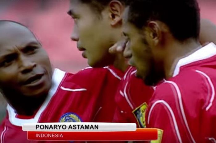 Alexander Pulalo ikut merayakan gol Ponaryo Astaman ke gawang Qatar dalam Piala Asia 2004.