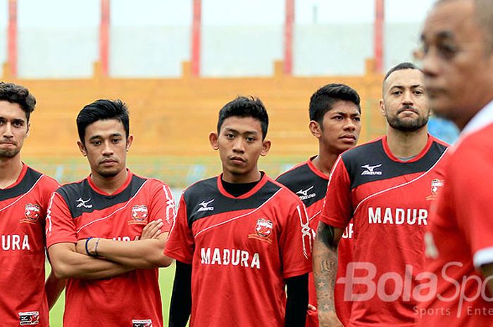 Kevin Scheunemann (kiri) dan Marcel Sacramento (kanan),  saat mengikuti latihan perdana Madura United di Stadion Gelora Bangkalan, Jawa Timur, Minggu (17/12/2107) sore, pasca berakhirnya kompetisi Liga 1.