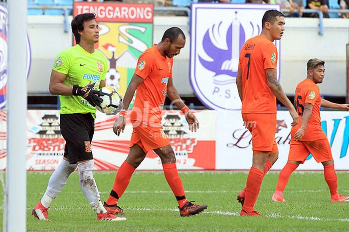 Kiper Borneo FC, Muhammad Ridho, saat tampil di Piala Gubernur Kaltim 2018 melawan Persebaya Surabaya di Stadion Palaran Samarinda, Kalimantan Timur, Minggu (03/04/2018) sore.