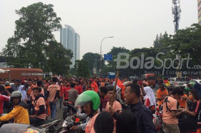 Pendukung Persija Jakarta, The Jak Mania, meramaikan kawasan Stadion Utama Gelora Bung Karno Jelang pertandingan kontra Mitra Kukar pada Minggu (9/12/2018).