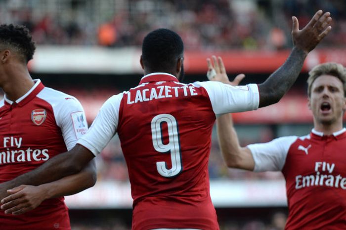 Striker Arsenal, Alexandre Lacazette, merayakan gol yang dia cetak ke gawang Sevilla dalam laga Emirates Cup di Stadion Emirates, London, Inggris, pada 30 Juli 2017.