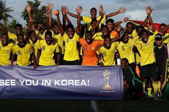 Suka cita pemain Vanuatu U-20 seusai mengalahkan Kepulauan Solomon U-20 di Stadion PVM, Port Vila, S