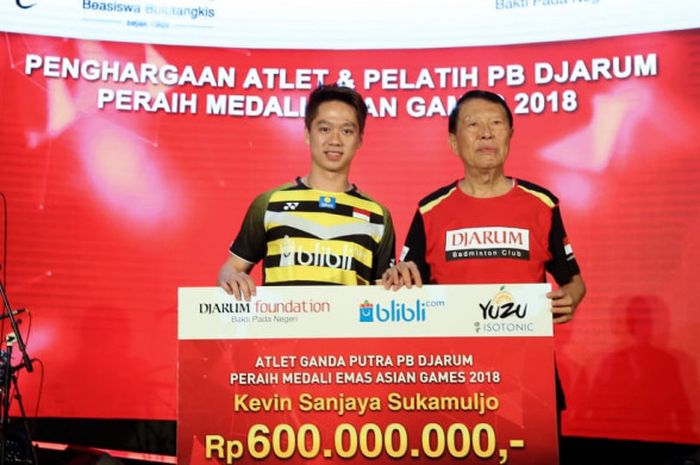 Kevin Sanjaya saat menerima bonus dari Djarum Foundation di Kudus, Kamis (6/9/2018), seusai berhasil memenangi medali emas pada Asian Games 2018 di sektor ganda putra. 