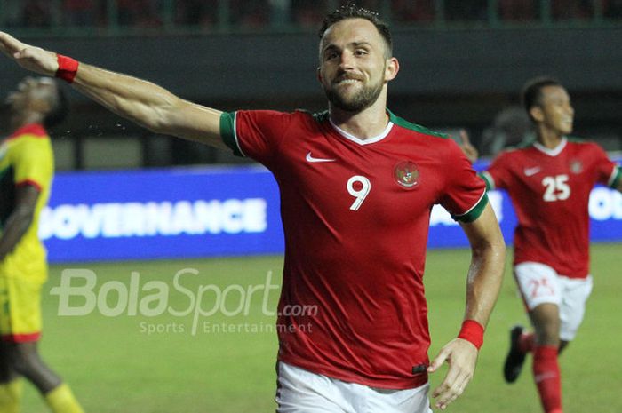Ilija Spasojevic selebrasi usai mencetak gol ke gawang Guyana, Sabtu (25/11/2017)