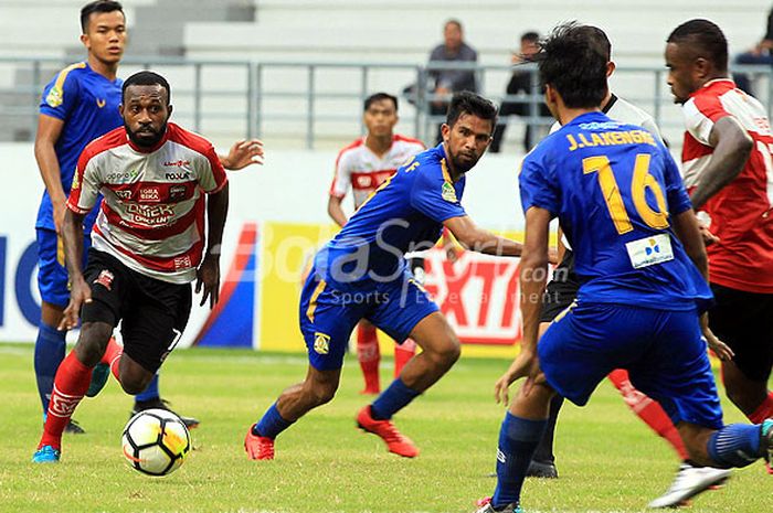 Aksi gelandang Madura United, Engelberd Sani, saat tampil melawan Persiba Balikpapan dalam babak penyisihan Grup B Piala Gubernur Kaltim 2018 di Stadion Batakan Balikpapan, Kalimantan Timur Rabu sore (28/02/2018).