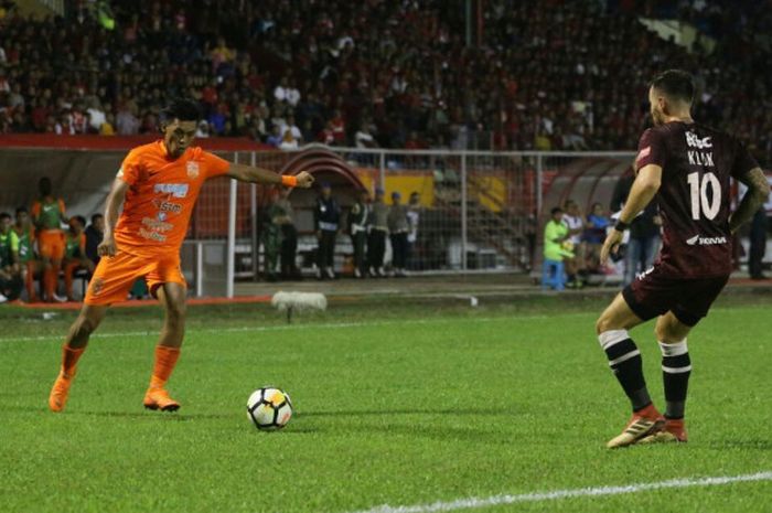   Penyerang Borneo FC, Lerby Eliandry, berusaha melewati pemain PSM Makassar, Marc Klok, pada laga Liga 1 2018 di Stadion Andi Matalatta, Makassar, Sabtu (19/5/2018).   