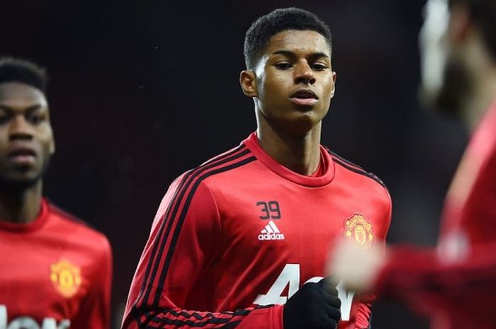 Striker muda Manchester United, Marcus Rashford (tengah), saat melakukan pemanasan jelang pertandingan menghadapi Watford dalam lanjutan Premier League 2015-2016 di Old Trafford, Manchester, Inggris, pada 2 Maret 2016.