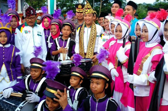 Menteri Pemuda dan Olahraga Imam Nahrawi berfoto bersama para siswa di daerah Krui, Lampung setelah membuka Liga Santri Nusantara 2018, Jumat (13/4/2018) sore.Artikel ini telah tayang di Kompas.com dengan judul 