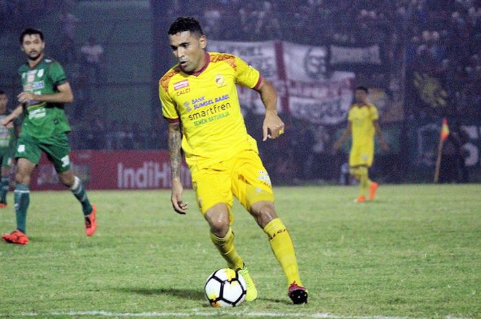 Pemain Sriwijaya FC, Alberto Goncalves saat melawan PSMS Medan di Stadion Teladan, Jumat (18/5/2018) malam WIB