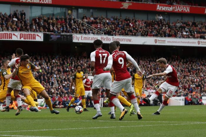 Pemain bertahan Arsenal, Nacho Monreal, melepaskan tembakan yang berujung gol ke gawang Brighton & Hove Albion dalam laga lanjutan Liga Inggris di Stadion Emirates, Minggu (1/10/2017) malam WIB.