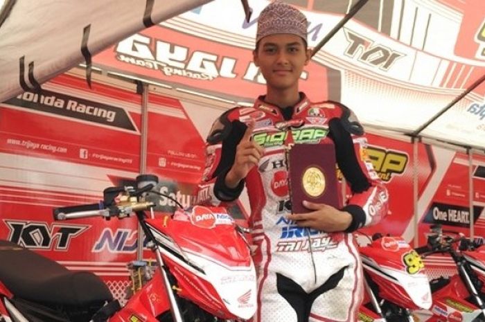 Pebalap asal tim Sidrap Honda Daya Kyt Nissin IRC Trijaya, Agung Didu, berpose dengan membawa Al-Quran yang biasa dia baca sebelum memulai balapan. Agung dua kali naik podium peringkat ketiga pada seri pembuka HDC 2017 di Sirkuit non-permanen Brigif 15 Kujang II Cimahi, Jawa Barat, Minggu (16/4/2017).