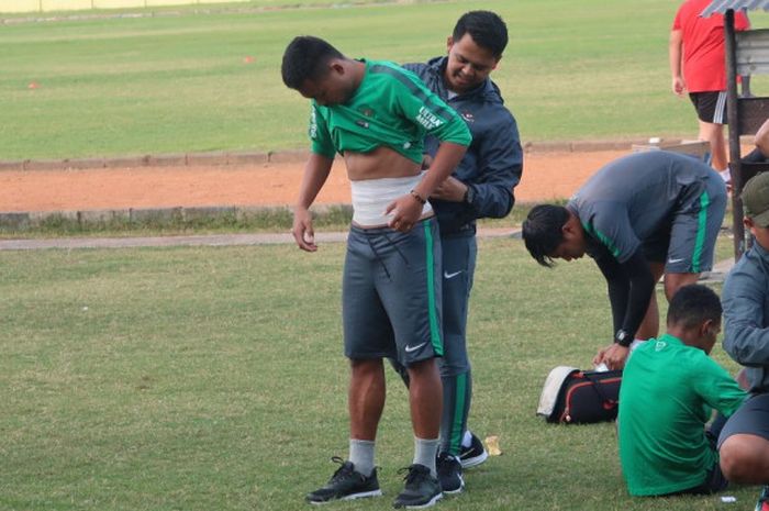 Punggung Saddil Ramdani dibalut oleh tim fisioterapi timnas U-19 indonesia pada Jumat (6/7/2018).