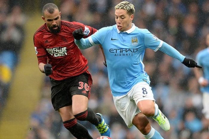 Aksi gelandang Manchester City, Samir Nasri (kanan), berduel dengan pemain West Bromwich Albion, Sandro Ranieri, dalam pertandingan Premier League 2015-2016 di Stadion Etihad, Manchester, Inggris, pada 9 April 2016.