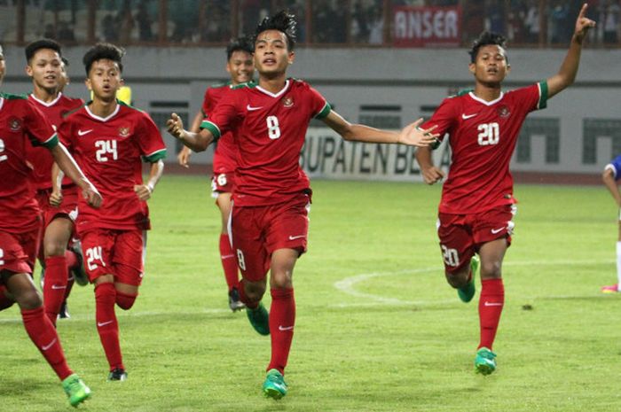 Timnas U-16 Indonesia meraih kemenangan 4-0 atas Timnas U-16 Singapura dalam laga uji coba di Stadion Wibawa Mukti, Bekasi, Kamis (8/6/2017).