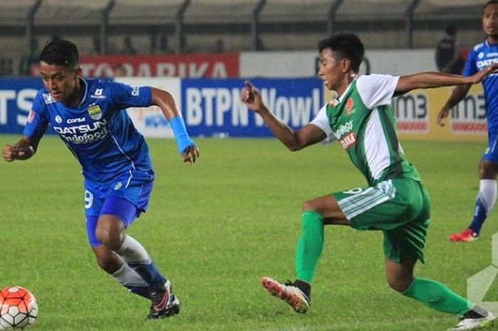 Winger Persib, Febri Hariyadi (kiri) mencoba lepas dari kawalan bek PS TNI, Choirul Hidayat pada laga TSC 2016 di Stadion Si Jalak Harupat, Kab Bandung, Jumat (9/12/2016) malam. 