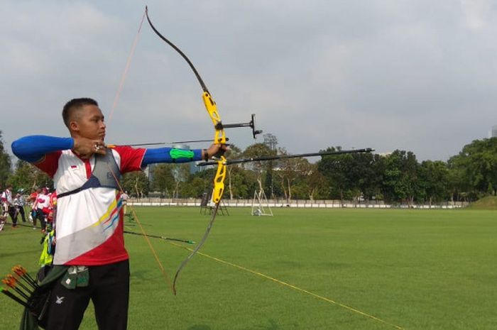 Salah satu atlet panahan Indonesia sedang berlatih di Lapangan Panahan GBK, Senayan, Jakarta, Senin (4/6/2018).