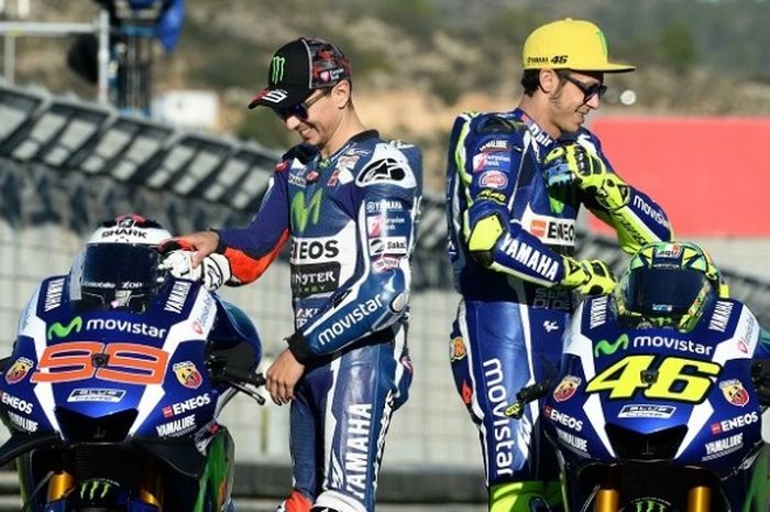  Pebalap Yamaha Team asal Spanyol, Jorge Lorenzo (kiri), dan rekan satu timnya asal Italia, Valentino Rossi, bersiap saat akan menjalani pemotretan jelang GP Valencia di Sirkuit Ricardo Tormo, Kamis (10/11/2016). 