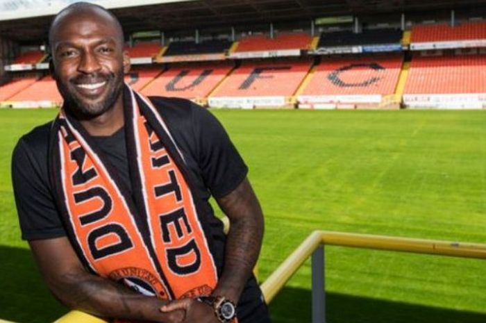 Patrick N'Koyi-Kiabu berpose saat diperkernalkan sebagai pemain baru klub kasta kedua Liga Skotlandia, Dundee United, pada 4 Juli 2017.