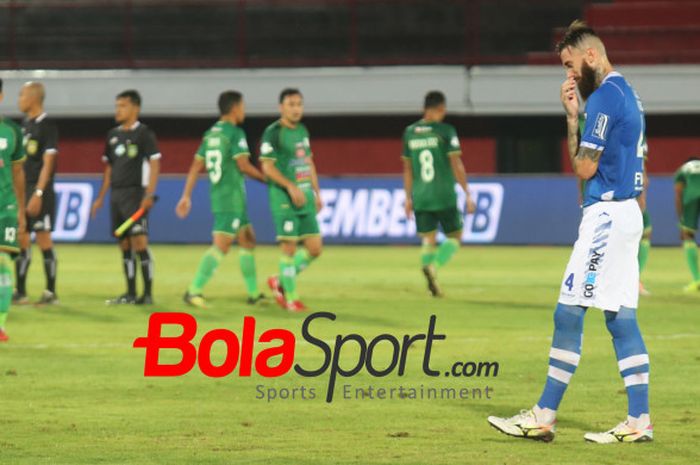 Ekspresi sedih bek Persib, Bojan Malisic seusai mereka kalah 0-1 dari PSMS Medan pada lanjutan Liga 