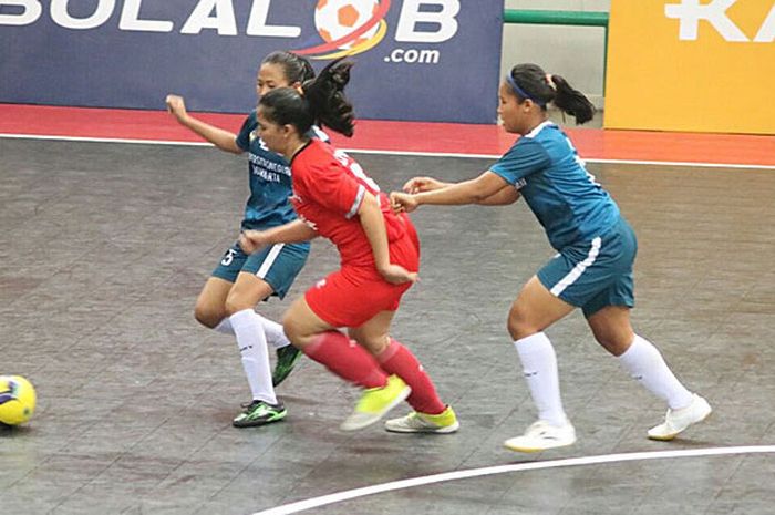 Tim Putri UNY dipertemukan dengan Tim Putri UGM dalam gelaran LIMA Futsal Central Java and Yogyakarta Conference (CJYC) 2017 (22/8/2017).