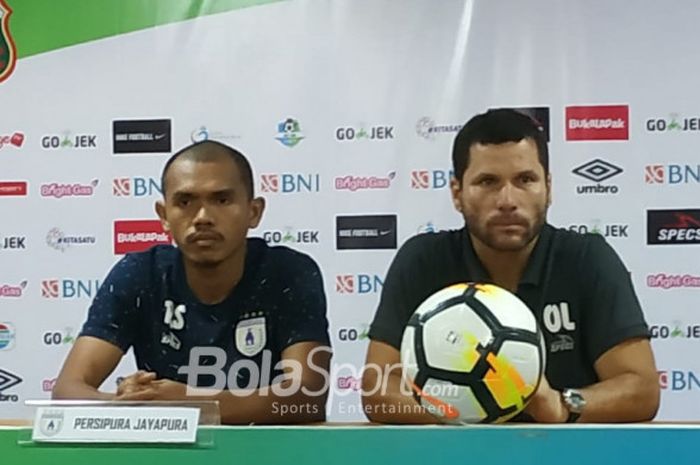 Pemain dan pelatih Persipura Jayapura, Ricardo Salampessy serta Osvaldo Lessa dalam jumpa pers pasca laga kontra Bhayangkara FC, di ruang media Stadion PTIK, Jakarta, Senin (19/11/2018).