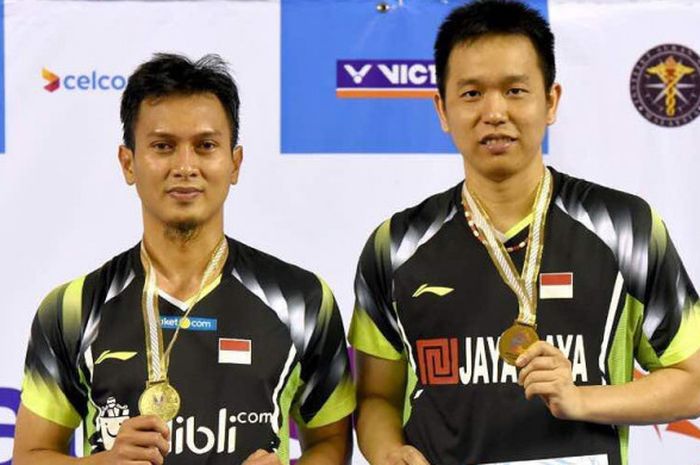 Mohammad Ahsan (kiri)/Hendra Setiawan di podium juara Malaysia International Challenge 2018, Minggu (22/4/2018), di Juara Stadium, Kuala Lumpur, Malaysia.