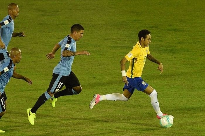 Neymar menggiring bola saat Brasil melawan Uruguay pada partai Kualifikasi Piala Dunia 2018 zona Amerika Selatan di Stadion Centenario, Kamis (23/3/2017) waktu setempat atau Jumat (24/3/2017) WIB.