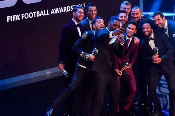 The Best XI FIFPro 2017 berfoto bersama dengan pembawa acara Idris Elba pada FIFA The Best Football Awards 2017 di London, Senin (23/10/2017).