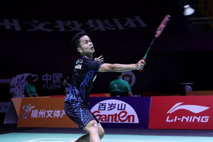 Pebulu tangkis tunggal putra Indonesia, Anthony Sinisuka Ginting, mengembalikan kok ke arah Chong Wei Feng (Malaysia) pada babak pertama Fuzhou China Open 2018 di Haixia Olympic Sports Center, Rabu (7/11/2018).