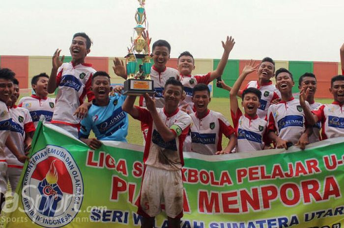 Para pemain SSB Binjai United merayakan gelar juara mereka di Stadion Mini Disporasu, Jumat (25/8/2017).