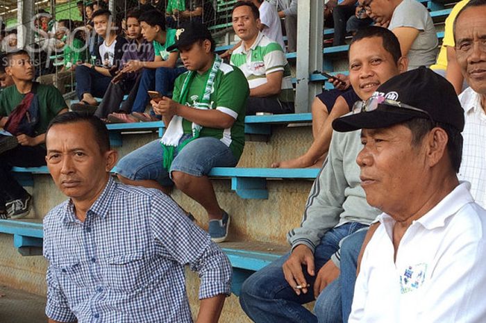Amrustian (paling kanan) bersama rekan-rekannya saat menyaksikan pertandingan sepak bola di Stadion Teladan.