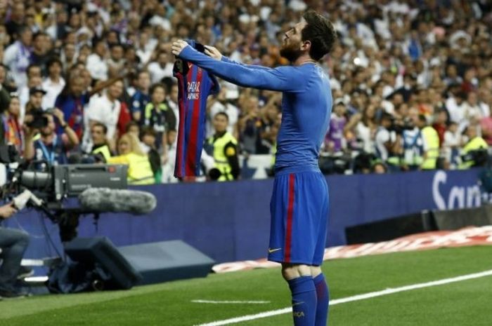 Penyerang FC Barcelona, Lionel Messi, merayakan gol ke gawang Real Madrid dalam laga Liga Spanyol antara Real Madrid dan Barcelona di Stadion Santiago Bernabeu, Madrid, Spanyol, pada Minggu (23/4/2017).