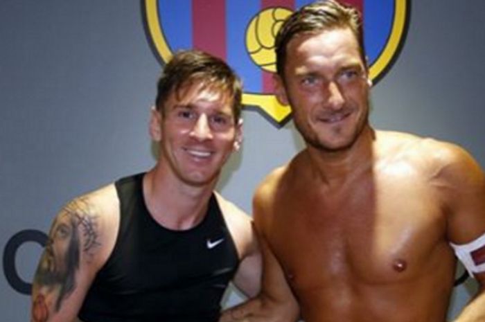 Penyerang FC Barcelona, Lionel Messi (kiri), berpose bersama gelandang AS Roma, Francesco Totti.