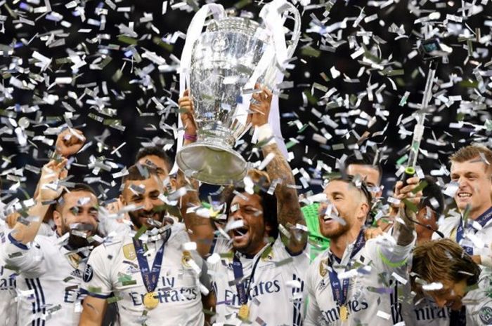 Para pemain Real Madrid merayakan gelar juara Liga Champions 2016-2017 setelah mengalahkan Juventus di Stadion Millennium, Cardiff, Sabtu (3/6/2017). 