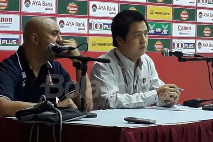 Pelatih kepala timnas U-19 Myanmar, Rabah Benlarbi, berbicara kepada pers seusai laga  laga perebutan peringkat III Piala AFF U-18 di Thuwunna Stadium, Yangon, Myanmar, Minggu (17/9/2017).