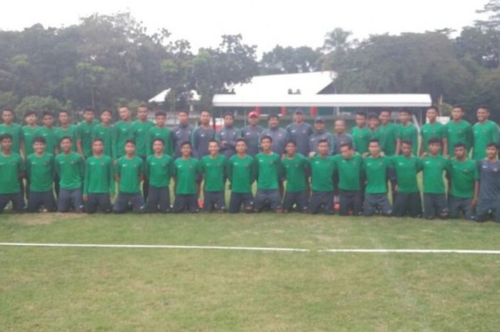 Para pemain timnas Indonesia U-18 berpose bersama staf pelatih pimpinan Indra Sjafri.