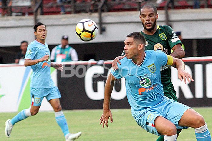 Pemain Persela Lamongan, Wallace Costa berusaha mengamankan bola dari jangkauan penyerang Persebaya David da Silva, Minggu (5/8/2018) di Gelora Bung Tomo Surabaya.