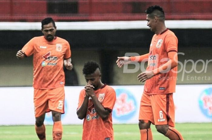 Selebrasi penyerang Borneo FC, Friska Womsiwor, pada pertandingan Grup D Piala Presiden 2018 melawan PSPS Riau di Stadion Kapten I Wayan Dipta, Gianyar, Senin (29/1/2018). 