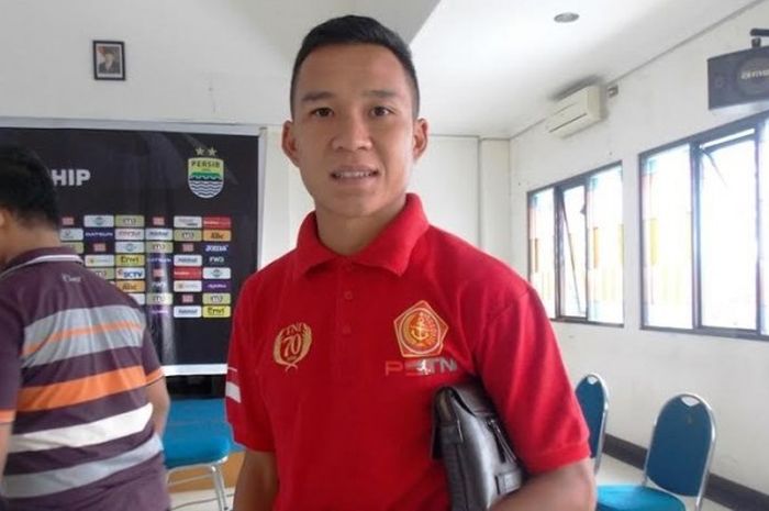 Winger PS TNI, Erwin Ramdani setelah jumpa pers pra-laga timnya kontra tuan rumah Persib di Graha Persib, Kota Bandung, Kamis (8/12/2016) siang. 