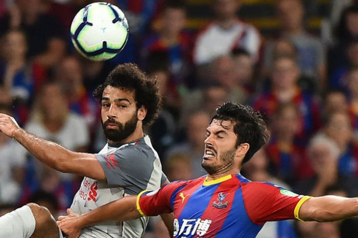 Mohamed Salah berduel dengan James Tomkins saat laga Crystal Palace Vs Liverpool di Selhurst Park, Senin (20/8/2018).