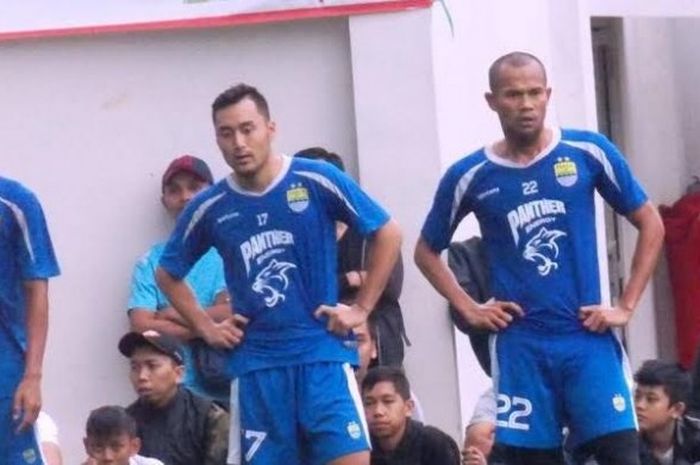 Trio pemain Persib, Jajang Sukmara, Shohei Matsunaga (tengah), dan Supardi Nasir (kanan) dalam sesi latihan di lapangan Lodaya, Kota Bandung, Rabu (8/3/2017). 