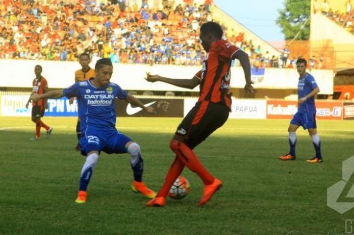 Gelandang Persib, Kim Kurniawan (kiri) mencoba mengadang pergerakan striker Persipura, Boakay Edi Foday di Stadion Mandala, Jayapura, Kamis (21/7/2016). Kim salah satu pemain Persib yang dipanggil Alfred Riedl. 