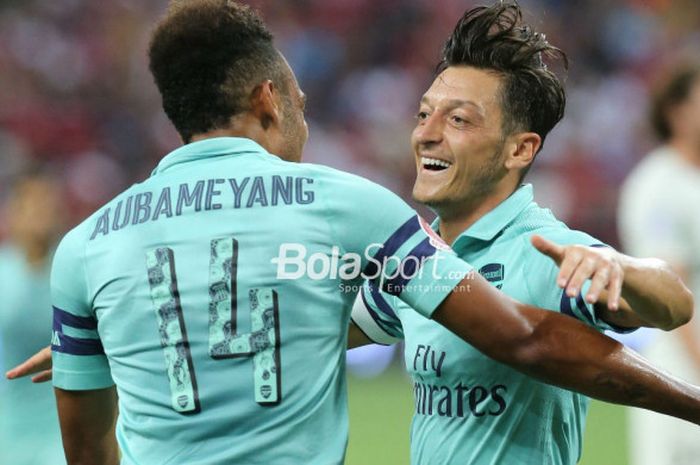  Pemain Arsenal, Pierre-Emerick Aubameyang dan Mesut Oezil, merayakan gol kontra Paris Saint-Germain dalam laga International Champions Cup 2018 pada 28 Juli 2018. 