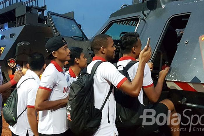 Para pemain Madura United diangkut menggunakan mobil barracuda saat meninggalkan stadion si Jalak Harupat, Bandung, menuju ke hotel tempat mereka menginap, Kamis (19/10/2017). 